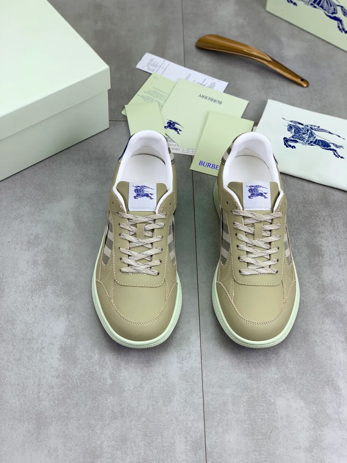 Factory price P640 [BURBERRY] Burberry - High-end quality original order - Upper: imported 🔝 original material - Inner lining: cowhide lining, feet; water-dyed cowhide - Outsole: ultra-light TPR rubber; two-color molded outsole - Super high quality control · Fine workmanship: highlighted (high-end, extravagance, grade) -Size: 39-45 (Male 38 46 can be customized) · Color: Multi-color optional